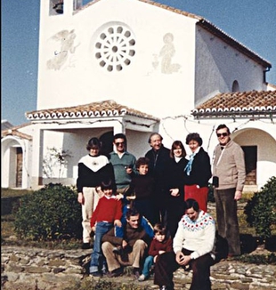 1980-1981. España. Uno de los primeros encuentros de don Luigi Giussani en "Cobacha", la casa de campo de la familia Oriol, en Extremadura, en la frontera con Portugal. © Archivo personal Carmina Salgado