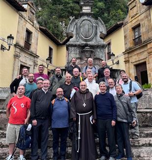 Alfonso Simón, en primera fila a la derecha, con sus amigos sacerdotes este verano